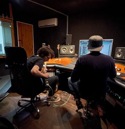 Guitarist and producer recording at the VHQ studio in Mérida